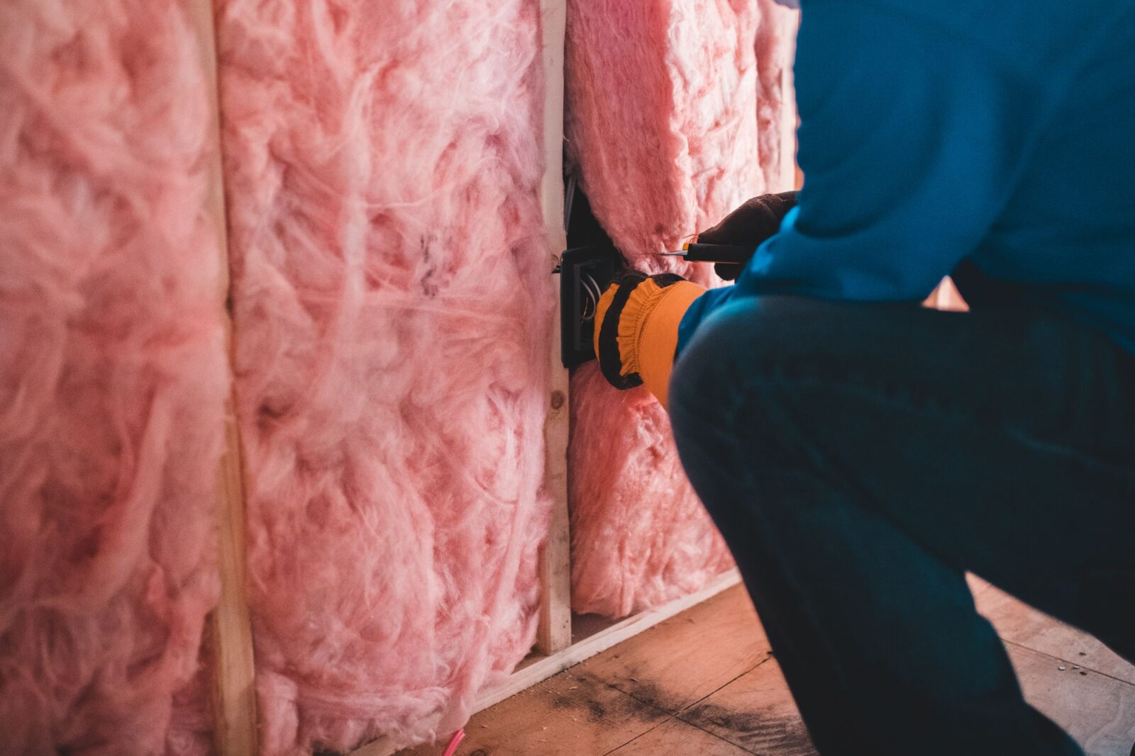Mineraalivillaeristettä asennetaan puurunkoiseen seinärakenteeseen